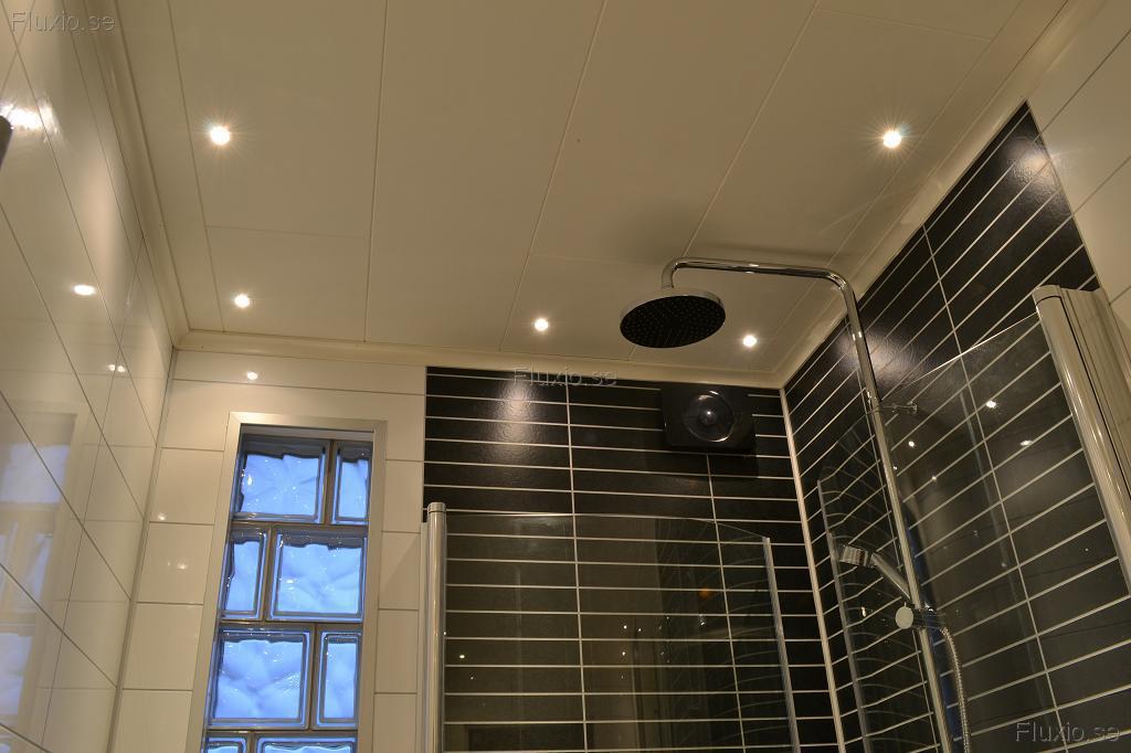 Badrum_med_smaa_led-spottar-slaepljus-3.JPG