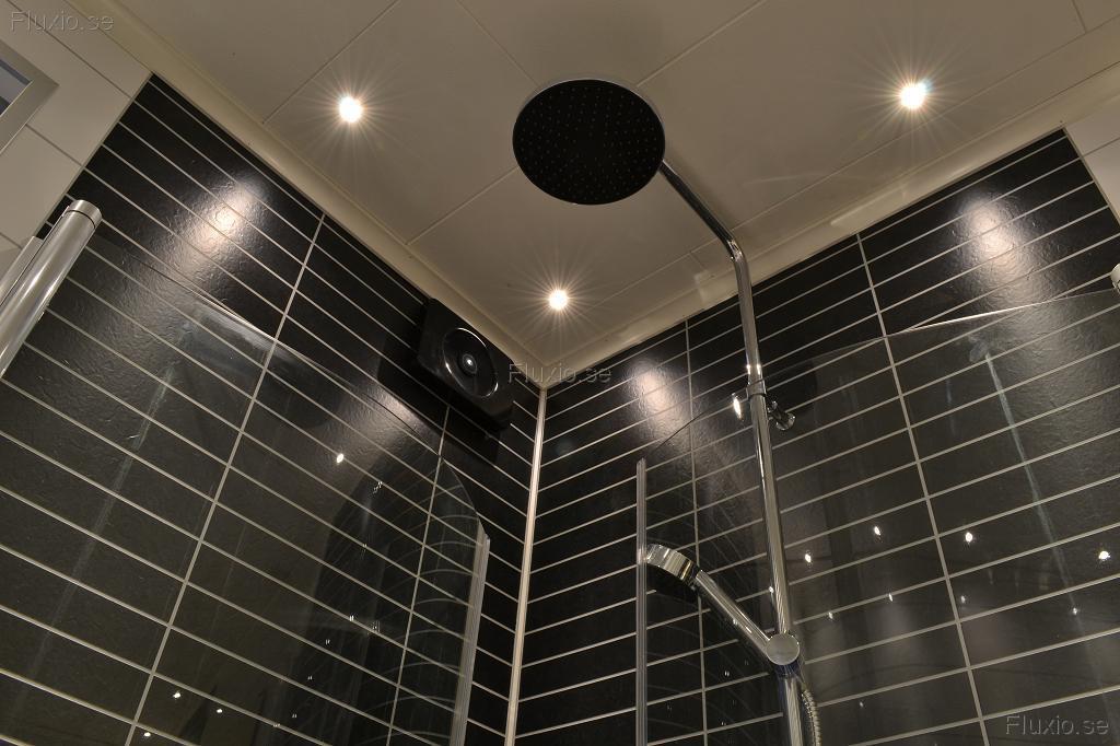 Badrum_med_smaa_led-spottar-slaepljus-4.JPG