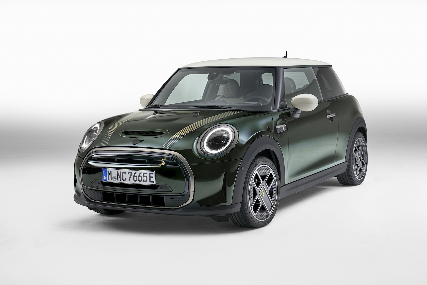 P90449581_highRes_mini-cooper-se-resol.jpg