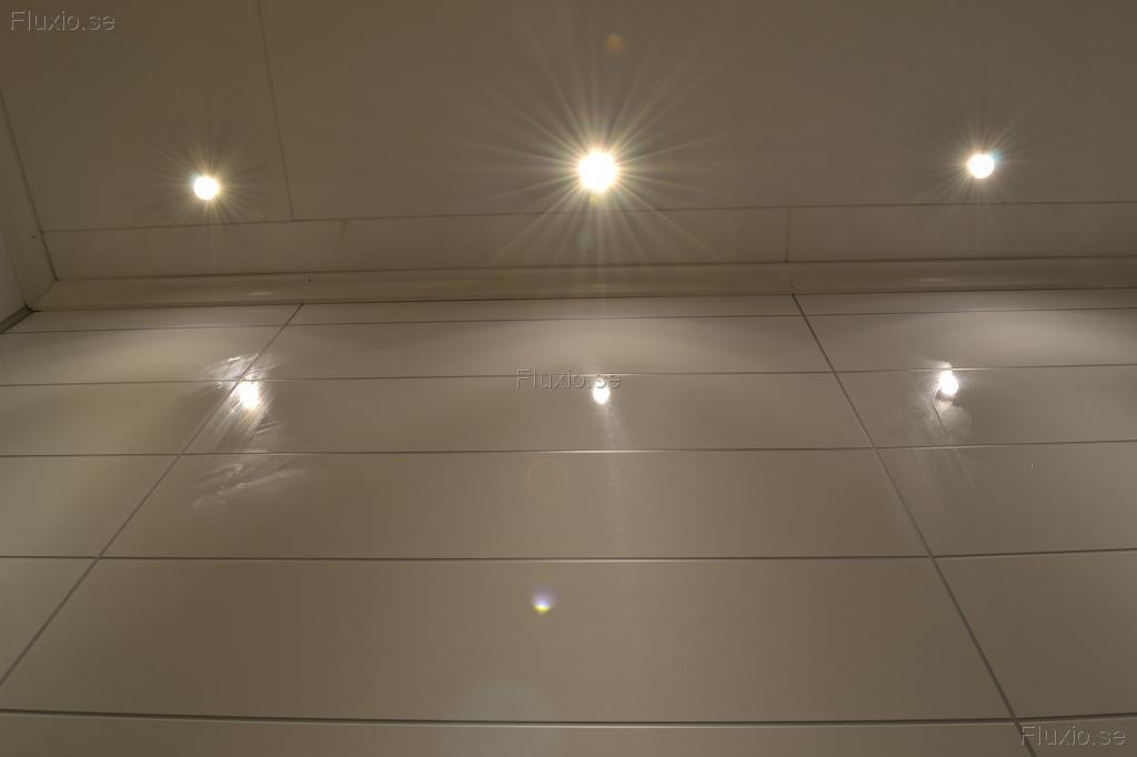 Badrum_med_smaa_led-spottar-slaepljus-5.JPG