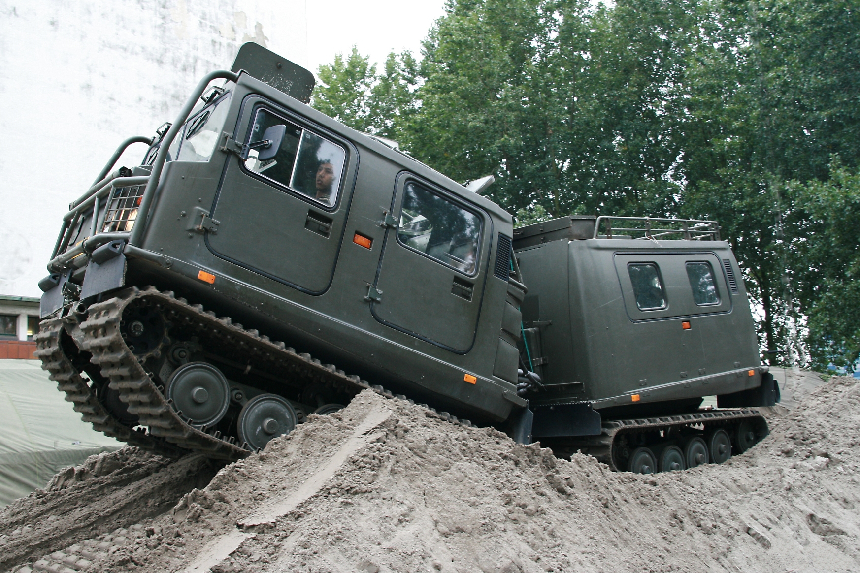 Hagglunds_BV-206_Bandvagn_zijaanzicht.jpg