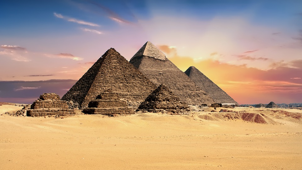 Pyramiderna.jpg Pyramiderna.jpg