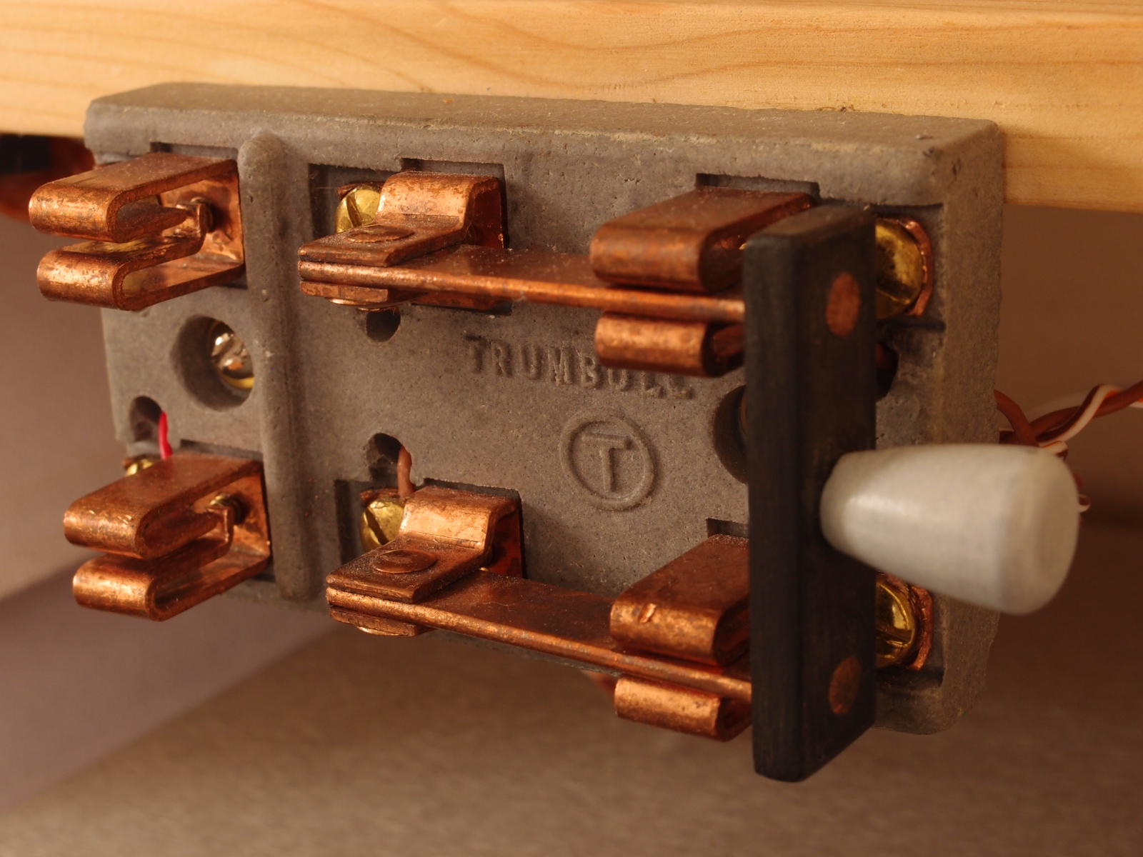 DPDT_knife_switch_in_closed_position.jpg