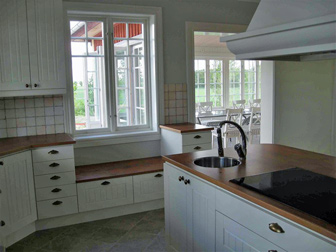 Från lantköket har man nära till matplatsen på verandan.