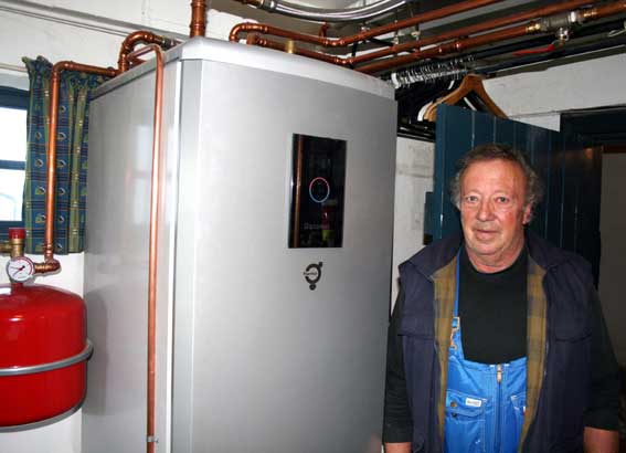 Rolf Boström vid värmepumpen