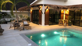 De renoverar och säljer hus – i Thailand