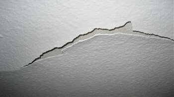 Bakläxa efter dålig reparation av innertak
