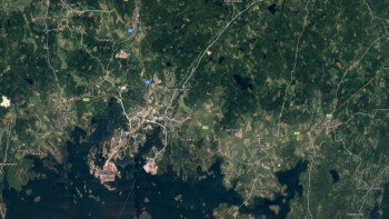 Granne kastar in föremål på tomten
