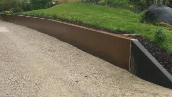 Byggde stödmur av plåt