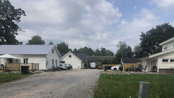 Gata fylld av svartbyggen upprör
