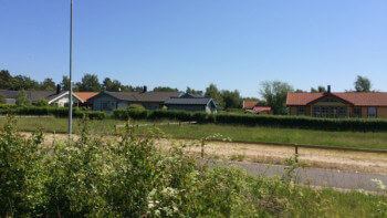 Grannar i konflikt efter nybygge på höjd tomt