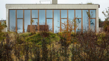 Varmt trä i distinkt betongskal i Fjällbacka