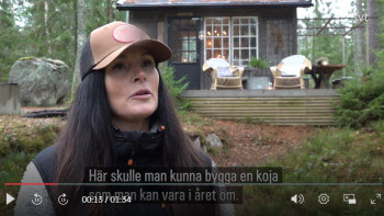 Byggde stugliknande koja av återvunnet material