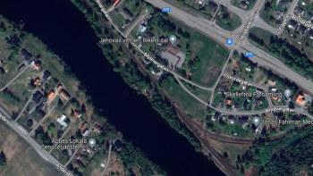 Har dubbla boendekostnader efter att ha tvingats bort från sina hus
