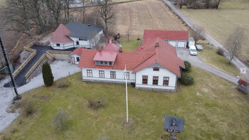 Historisk byskola med omfattande bunker ute till försäljning