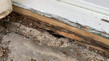 Besiktningsmannen kände säljaren i hemlighet - missade brister för 175 000 kr