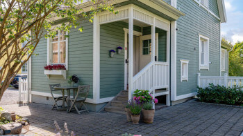 6 spännande tillbyggnader till salu - från tradition till modernt