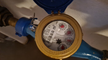 Vattenräkning på 8 000 kronor trots tomt hus