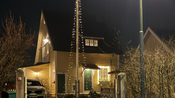 God fortsättning med stämningsfulla ljusslingor i trädgårdar