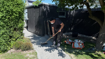Vi testade hårdfog mellan plattorna - aldrig mer ogräs?