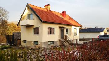 Byggfirma lämnade renoverat hus utan puts runt fönstren