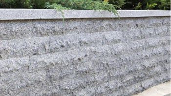 Grannfejd om en 1,5 meter hög stenmur