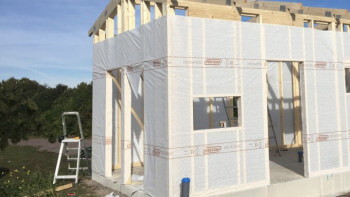 Desperat försök att stoppa grannens attefallshus: Raket flög över huset