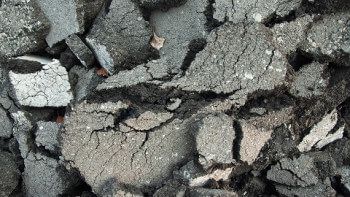 Asfaltskojare sparkade sönder hans hus