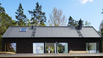 Fem arkitektritade hus i slamfärg