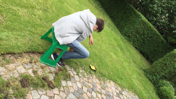 Sommarjobbare gör fin trädgård