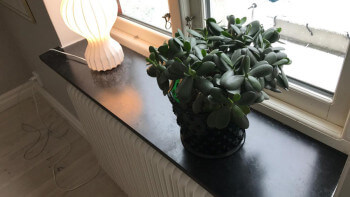 Har fönsterbrädor av eternit och kompletterar med granit