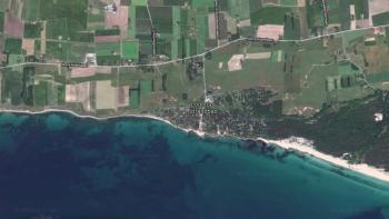 Deras hus hotas slukas av havet