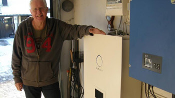 Filip Borgh lagrar energin från solcellerna i batterier