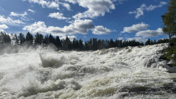Hus på väg ner i ån efter skyfall