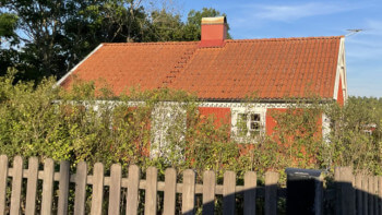 90 främlingar står skriva på 71-åringens fritidshus – Ulla-Lena stämmer staten