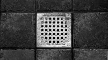 Dela och lägga plattor vid golvbrunnen