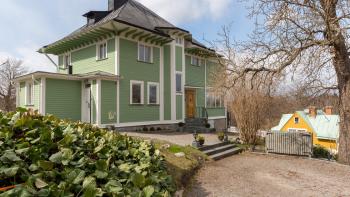 Grön villa i Saltsjöbaden