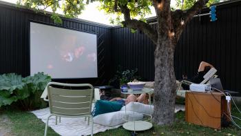 Hemmabio i trädgården - välj rätt projektor, duk, sittplatser och belysning