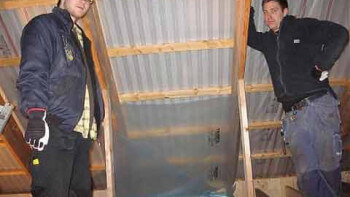 Byggde garage för bilmeck själva