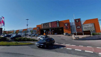 Gryningsräder mot bygghandeln