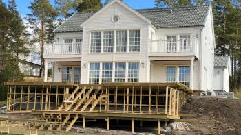 Så konstruerade han en enorm altan åt sin dotter