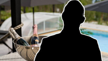 Mäklare försökte blåsa kunderna på pengar vid kontraktskrivning