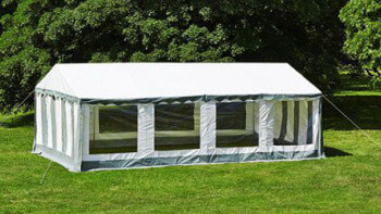 Missnöjd byggarbetare tältade på tomten