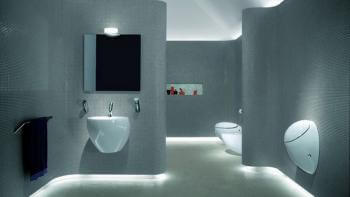 Mysljus i minimalistiskt badrum