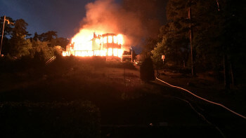 Nybyggt lyxhus nedbrunnet efter explosion