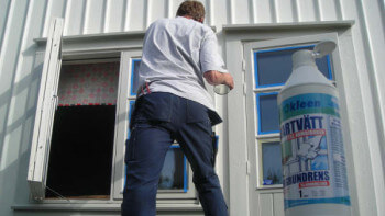 Så gjorde Lotta och Göran när de målade om huset - från täcklasyr till akrylat