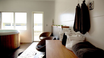 Njutrum med sjöutsikt