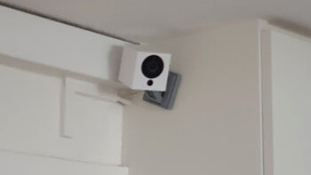 Hantverkaren tog på sig husägarens bh och trosor - nu åtalas åtalas han