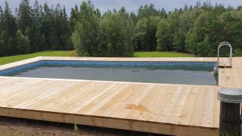 Byggde pool att simma i för 50000 kronor