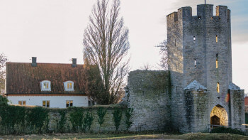Fredagshuset: Med medeltida torn utanför dörren
